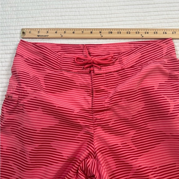 Men’s Vineyard Vines Swim Shorts. Size 33. 
Pink/Red Stripe w/ Shark Pattern. - Picture 7 of 9